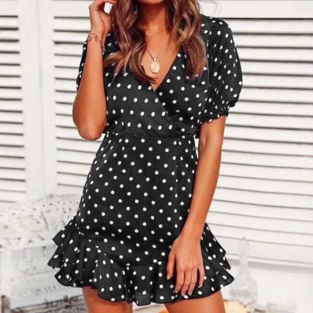 Open back, ruffle details, black and white dress